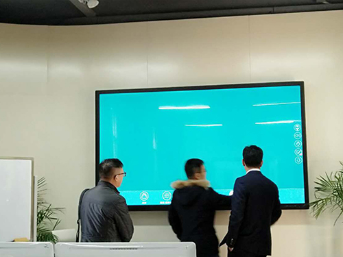 觸摸一體機(jī)在教育會議的應(yīng)用