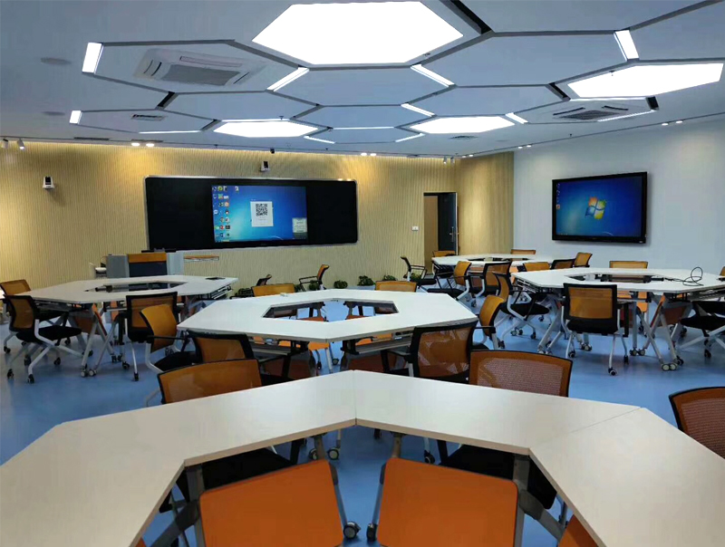 教學(xué)一體機(jī)是具有一機(jī)多用、操作簡便的科技